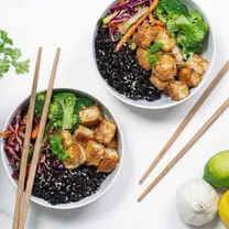 Traškaus tofu dubenėlis su juodaisiais ryžiais