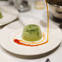 Matcha panna cotta ar kokosriekstu ziedu sīrupu un ananāsu kraukšķiem