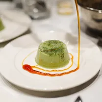 Matcha panna cotta kookosõie siirupi ja ananassikrõpsudega