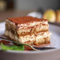 Tiramisu ar pieneņu sakņu kafiju