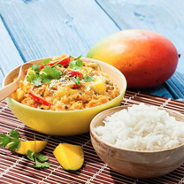 Mango un kokosriekstu karijs ar sarkanajām lēcām