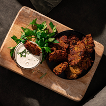 Indiška pakora su mėtiniu „raita“ padažu