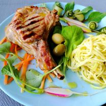 Grilyje kepti česnakiniai veršienos šonkauliai