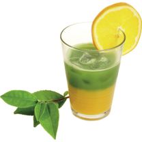 Matcha ir sulčių sluoksniuotas kokteilis