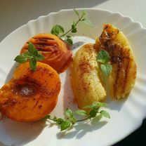 Grilyje kepti persikai ir bananai su cinamonu