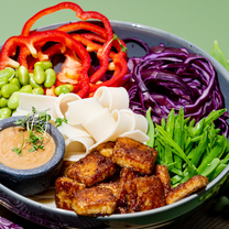 Rīsu nūdeļu pavasara bļoda ar tofu sojas glazūrā
