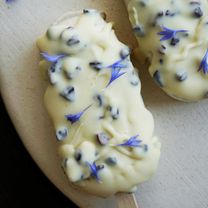 Мороженое из кокосового крема с миндалем и сиропом
