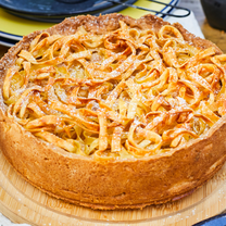 Tortas su Tagliatelle makaronais