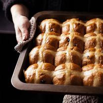 HOT CROSS maizītes ar zemeņu ievārījumu