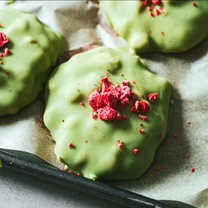 Külmutatud maasika ja matcha dessert