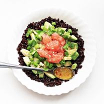Салат с черным рисом, грейпфрутом и авокадо