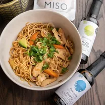 WOK makaroni ar vistu