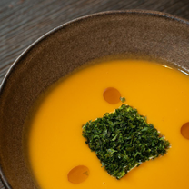 Moliūgų sriuba su miso ir šilkiniu tofu