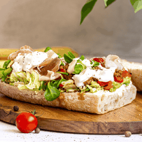 Čiabata duonos sumuštinis su daržovėmis, burrata sūriu ir kumpiu