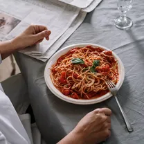 Makaronai su ančiuviais ir saulėje džiovintais pomidorais