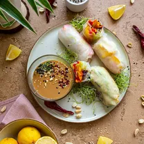 „Summer rolls“ suktinukai su žemės riešutų kremo padažu