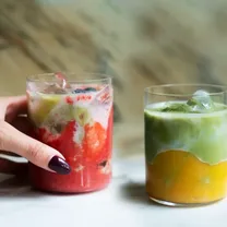 Dvi vaisių kokteilių su Matcha versijos