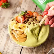 Matcha ir vaisių glotnučio dubenėlis