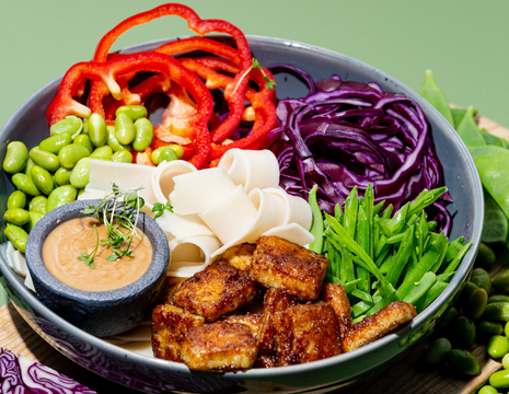 Pavasarinis ryžių makaronų dubenėlis su tofu