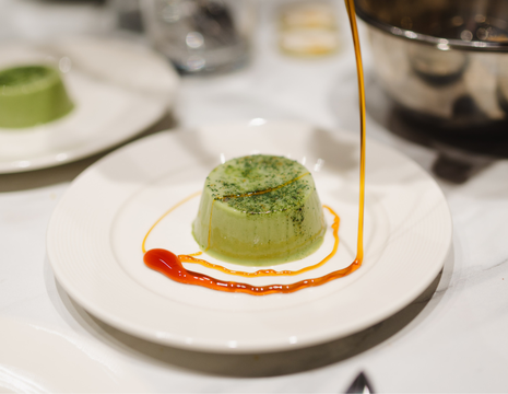 Matcha panna cotta su kokosų žiedų sirupu
