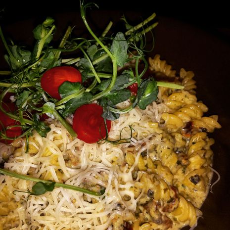 Kukurūzų ir ryžių makaronai su pesto padažu