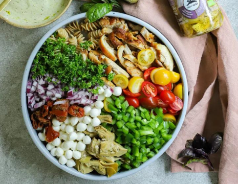 Itališkos makaronų salotos su kreminiu pesto padažu