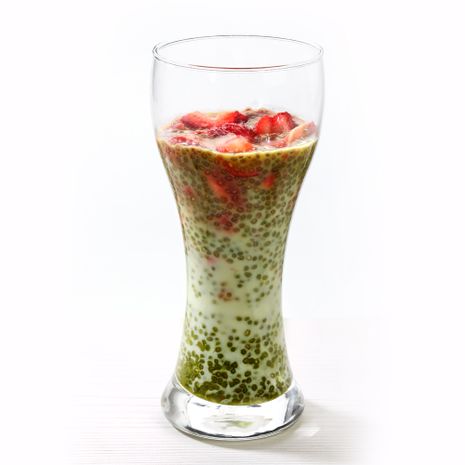 Braškinis matcha ir chia superkokteilis