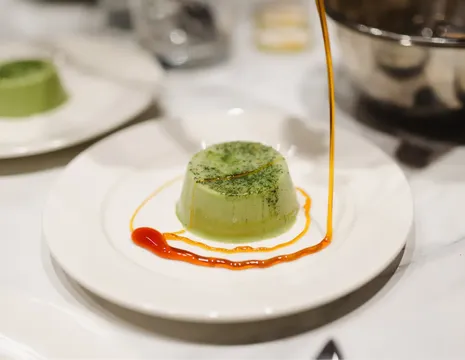 Matcha panna cotta kookosõie siirupi ja ananassikrõpsudega