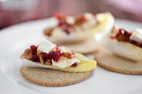 Užkandis su sūriu ir spanguolėmis