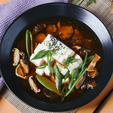 Miso zupa ar zīda tofu un šitake sēnēm