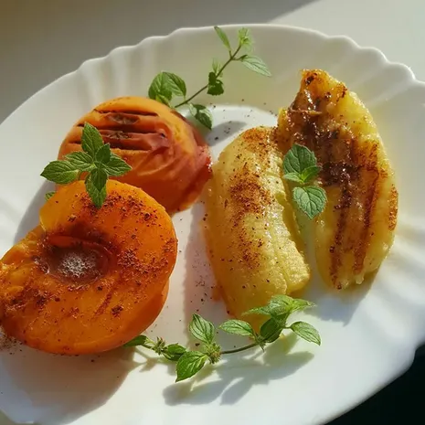 Magustoit - grillitud virsikud ja banaanid kaneeliga