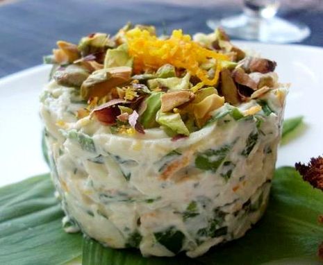 Салат из пастернака и фисташек под соусом из кешью