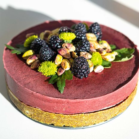 Žaliavalgiškas pistacijų ir mėlynių tortas
