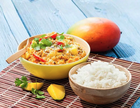 Mango un kokosriekstu karijs ar sarkanajām lēcām