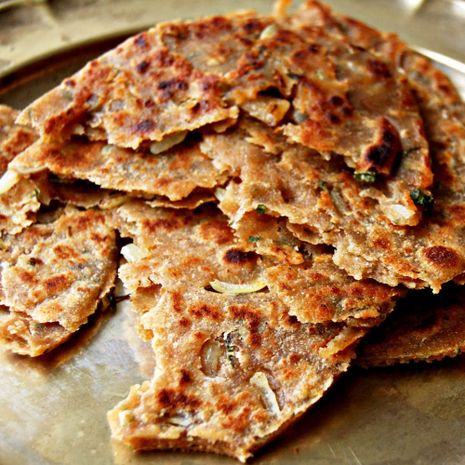Indiškos duonelės „paratha” su sėlenomis ir žolelėmis