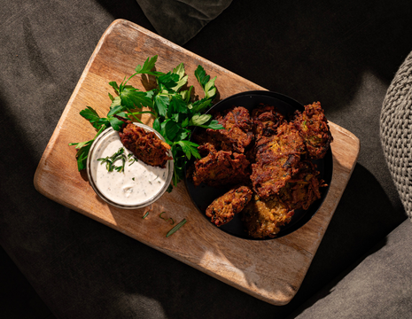 Indiška pakora su mėtiniu „raita“ padažu