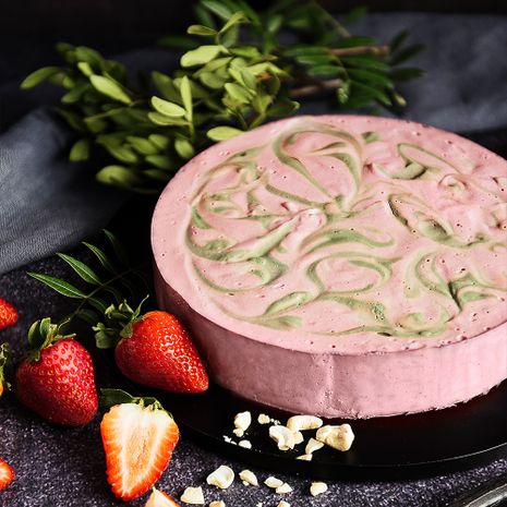 Matcha biskvīta svaigā siera kūka ar zemenēm