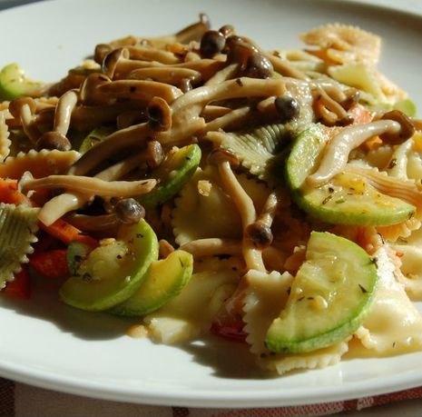 Салат из макарон, овощей и коричневых грибов ШИМИДЖИ