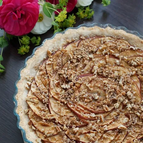 Migdolinė tarta su karamelizuotais obuoliais ir karijomis