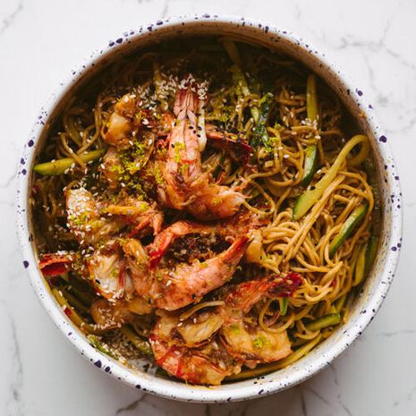 Idamaine pastasalat tiigerkrevettidega küüslaugu- ja sidrunimarinaadis