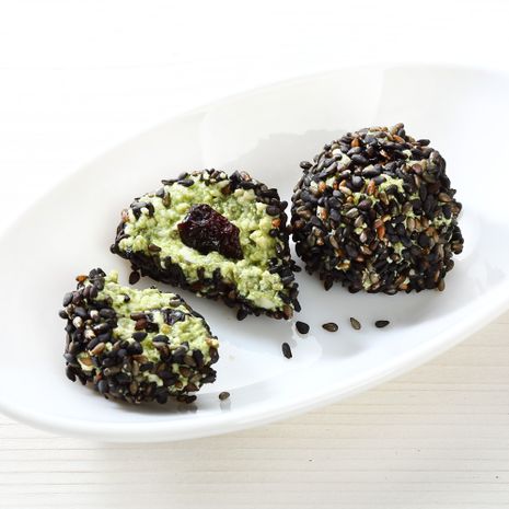 Tofu rutuliukai su matcha, chia ir sezamais