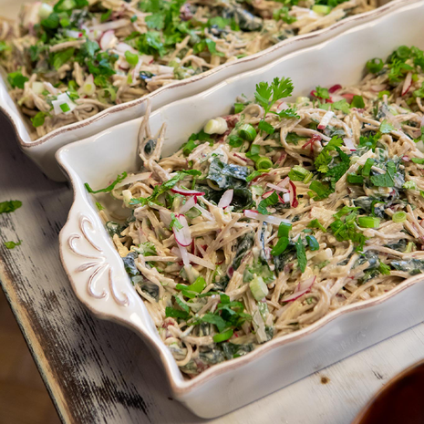 Jūras kāpostu un SOBA makaronu salāti ar zemesriekstu mērci