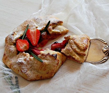 Галет с яблоками, клубникой и черной смородиной
