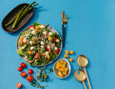 Caesari salat spargli, polenta krutoonide ja aioli kastmega