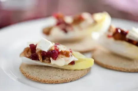 Закуска с сыром и клюквой