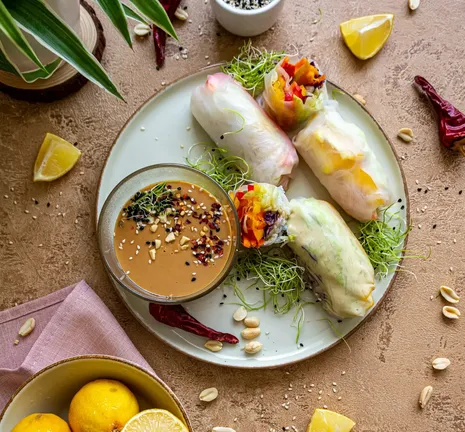 „Summer rolls“ suktinukai su žemės riešutų kremo padažu