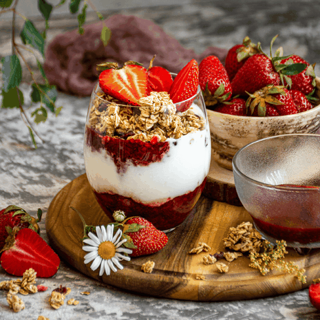 Jogurto desertas su braškėmis, balzaminiu actu ir granola