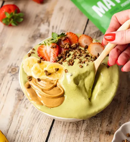 Matcha ir vaisių glotnučio dubenėlis